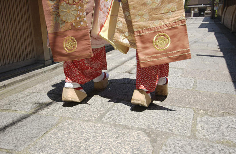 东方人,两个人,伙伴,朋友,走,横图,室外,白天,民族服装,友谊,道路,路,鞋子,亚洲,和服,服装,小路,交通,注视,休闲装,黄种人,木屐,背面,衣服,观察,看,休闲,休闲服,服饰,观看,察看,关注,木鞋,吴服,唐草,唐花,唐锦,友情,年轻女性,女人,女性,亚洲人,步行,散步,走路,半身,彩图,传统服装,民俗服,人字拖