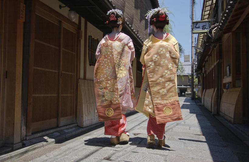 东方人,两个人,伙伴,朋友,站,走,横图,室外,白天,民族服装,友谊,道路,路,鞋子,亚洲,和服,装饰,头饰,小路,交通,注视,黄种人,木屐,背面,观察,看,站着,服饰,观看,华丽,修饰,点缀,察看,关注,木鞋,吴服,唐草,唐花,唐锦,衬托,美观,雅致,雅观,友情,年轻女性,女人,女性,亚洲人,步行,散步,站立,走路,彩图,全身,传统服装,民俗服,人字拖