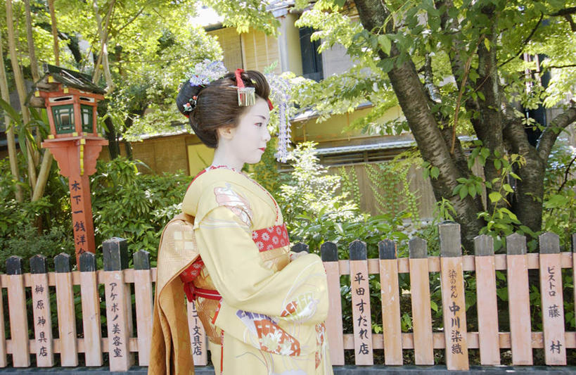 东方人,一个人,站,横图,室外,白天,侧面,民族服装,植物,亚洲,仅一个年轻女性,仅一个女性,仅一个人,和服,装饰,头饰,注视,黄种人,树,树木,绿色,自然,观察,看,站着,服饰,生长,成长,观看,华丽,修饰,点缀,察看,关注,吴服,唐草,唐花,唐锦,衬托,美观,雅致,雅观,年轻女性,女人,女性,亚洲人,站立,半身,彩图,传统服装,民俗服