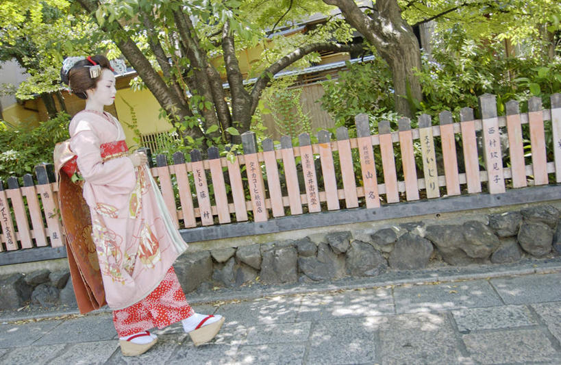 东方人,一个人,栏杆,站,横图,俯视,室外,白天,民族服装,植物,亚洲,仅一个年轻女性,仅一个女性,仅一个人,和服,装饰,头饰,围栏,注视,黄种人,护栏,树,树木,绿色,自然,观察,看,站着,服饰,生长,成长,观看,华丽,修饰,点缀,察看,关注,吴服,唐草,唐花,唐锦,衬托,美观,雅致,雅观,年轻女性,女人,女性,亚洲人,站立,彩图,高角度拍摄,全身,传统服装,民俗服