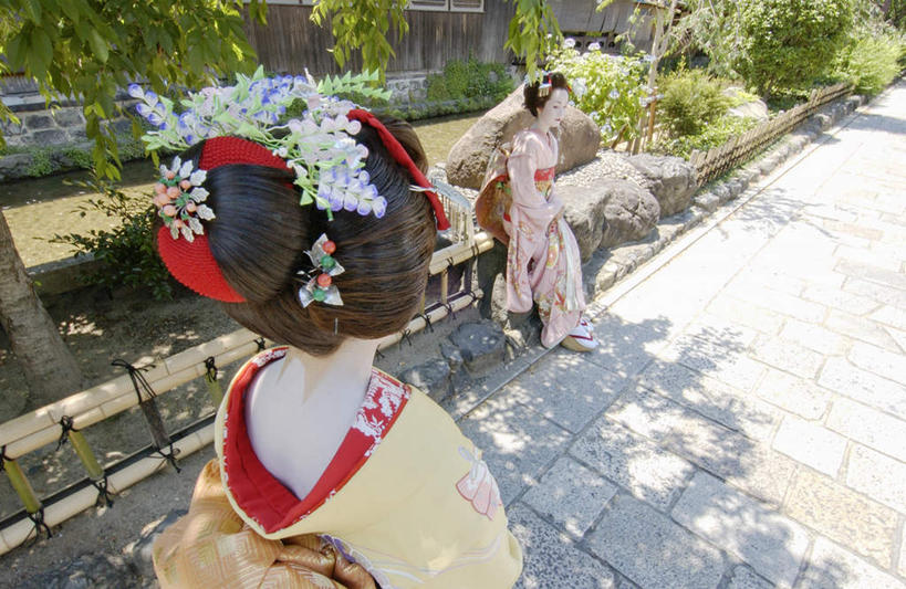 东方人,两个人,伙伴,朋友,站,坐,横图,俯视,室内,白天,民族服装,友谊,植物,椅子,亚洲,阴影,和服,装饰,光线,头饰,影子,注视,黄种人,树,树木,绿色,阳光,自然,观察,看,站着,服饰,生长,成长,观看,华丽,修饰,点缀,察看,关注,艺妓,吴服,唐草,唐花,唐锦,衬托,美观,雅致,雅观,友情,年轻女性,女人,女性,亚洲人,站立,坐着,半身,彩图,高角度拍摄,传统服装,民俗服