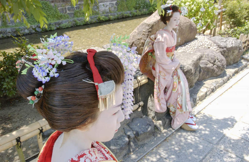 东方人,两个人,伙伴,朋友,站,坐,横图,俯视,室外,白天,民族服装,友谊,植物,椅子,亚洲,阴影,和服,装饰,光线,头饰,影子,注视,黄种人,树,树木,绿色,阳光,自然,观察,看,站着,服饰,生长,成长,观看,华丽,修饰,点缀,察看,关注,艺妓,吴服,唐草,唐花,唐锦,衬托,美观,雅致,雅观,友情,年轻女性,女人,女性,亚洲人,站立,坐着,半身,彩图,高角度拍摄,传统服装,民俗服