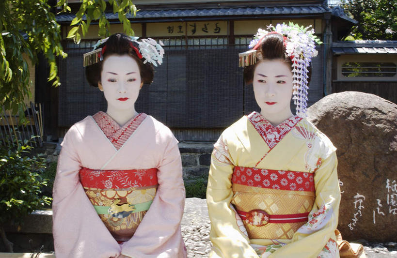 东方人,两个人,伙伴,朋友,坐,横图,室外,白天,正面,民族服装,友谊,植物,椅子,亚洲,和服,装饰,头饰,注视,黄种人,树,树木,绿色,自然,观察,看,服饰,生长,成长,观看,华丽,修饰,点缀,察看,关注,艺妓,吴服,唐草,唐花,唐锦,衬托,美观,雅致,雅观,友情,年轻女性,女人,女性,亚洲人,坐着,半身,彩图,传统服装,民俗服