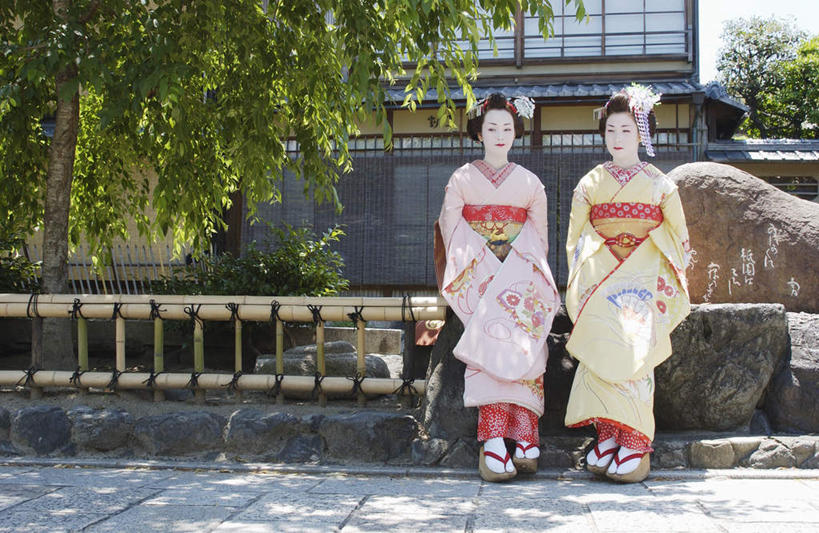 东方人,两个人,伙伴,朋友,坐,横图,室外,白天,正面,民族服装,友谊,植物,椅子,亚洲,和服,装饰,头饰,注视,黄种人,树,树木,绿色,自然,观察,看,服饰,生长,成长,观看,华丽,修饰,点缀,察看,关注,艺妓,吴服,唐草,唐花,唐锦,衬托,美观,雅致,雅观,友情,年轻女性,女人,女性,亚洲人,坐着,彩图,全身,传统服装,民俗服