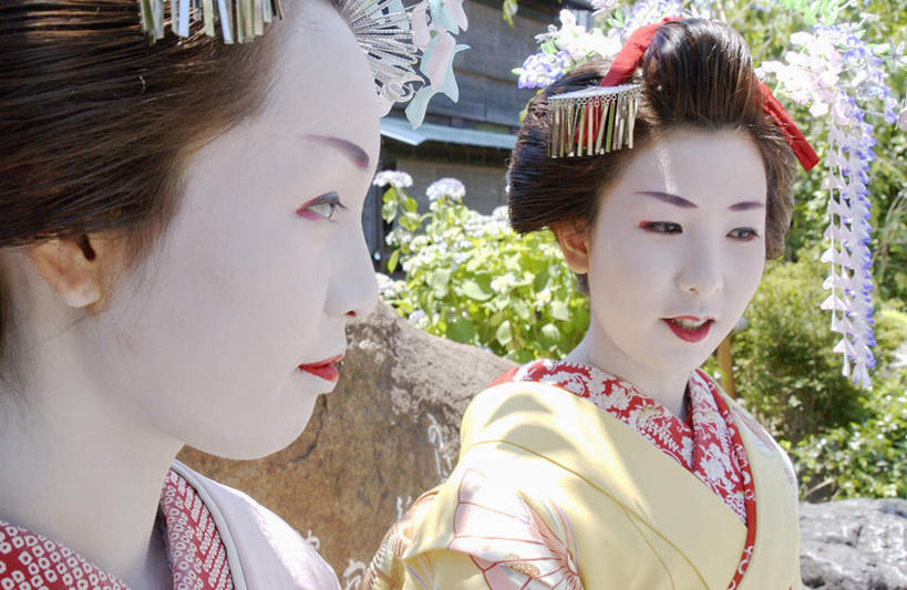 东方人,两个人,伙伴,朋友,坐,说,横图,室外,白天,正面,民族服装,友谊,植物,亚洲,和服,装饰,头饰,注视,黄种人,树,树木,绿色,自然,观察,看,服饰,生长,成长,观看,华丽,修饰,点缀,察看,关注,艺妓,吴服,唐草,唐花,唐锦,衬托,美观,雅致,雅观,交流,友情,年轻女性,女人,女性,亚洲人,沟通,讲话,交谈,说话,谈话,坐着,半身,彩图,传统服装,民俗服