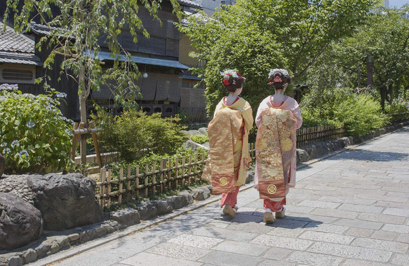 东方人,两个人,伙伴,朋友,站,走,横图,室外,白天,民族服装,友谊,植物,道路,路,亚洲,和服,装饰,头饰,小路,交通,注视,黄种人,树,树木,背面,绿色,自然,观察,看,站着,服饰,生长,成长,观看,华丽,修饰,点缀,察看,关注,艺妓,吴服,唐草,唐花,唐锦,衬托,美观,雅致,雅观,友情,年轻女性,女人,女性,亚洲人,步行,散步,站立,走路,彩图,全身,传统服装,民俗服