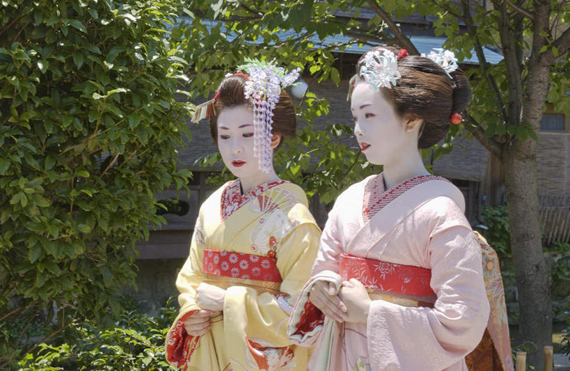 东方人,两个人,伙伴,朋友,站,说,横图,室外,白天,正面,民族服装,友谊,植物,道路,路,亚洲,和服,装饰,头饰,小路,交通,注视,黄种人,树,树木,绿色,自然,观察,看,站着,服饰,生长,成长,观看,华丽,修饰,点缀,察看,关注,艺妓,吴服,唐草,唐花,唐锦,衬托,美观,雅致,雅观,交流,友情,年轻女性,女人,女性,亚洲人,沟通,讲话,交谈,说话,谈话,站立,半身,彩图,传统服装,民俗服