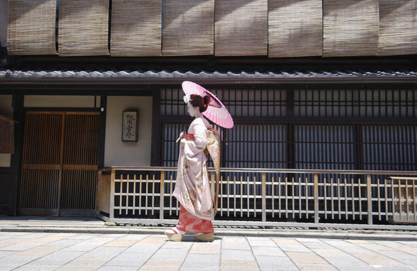 东方人,一个人,家,栏杆,站,横图,室外,白天,侧面,民族服装,亚洲,仅一个年轻女性,仅一个女性,仅一个人,和服,装饰,伞,头饰,遮阳伞,房屋,屋子,围栏,拿,拿着,注视,黄种人,护栏,楼房,住宅,观察,看,站着,服饰,观看,华丽,修饰,点缀,察看,关注,艺妓,吴服,唐草,唐花,唐锦,衬托,美观,雅致,雅观,年轻女性,女人,女性,亚洲人,站立,彩图,全身,传统服装,民俗服,房子