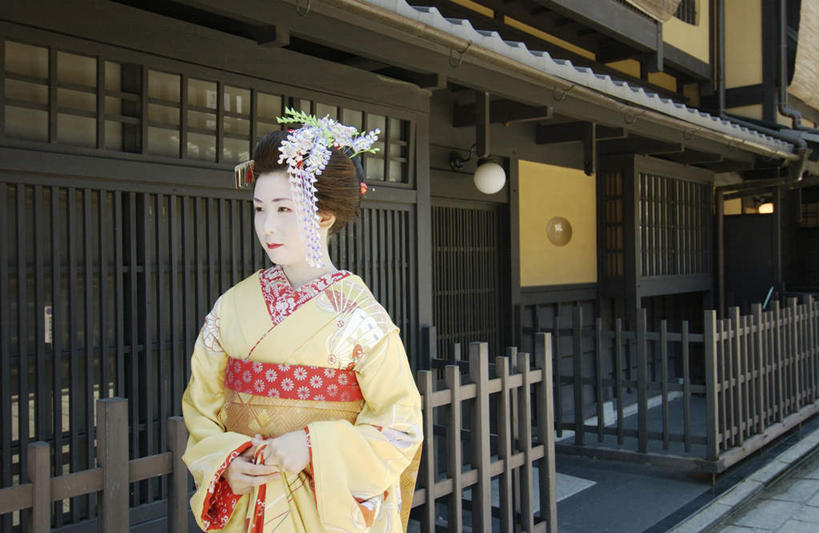 东方人,一个人,站,笑,微笑,横图,室内,白天,正面,民族服装,亚洲,仅一个年轻女性,仅一个女性,仅一个人,和服,装饰,头饰,注视,黄种人,观察,看,站着,服饰,观看,华丽,修饰,点缀,察看,关注,发髻,艺妓,吴服,唐草,唐花,唐锦,衬托,美观,雅致,雅观,年轻女性,女人,女性,亚洲人,站立,半身,彩图,传统服装,民俗服