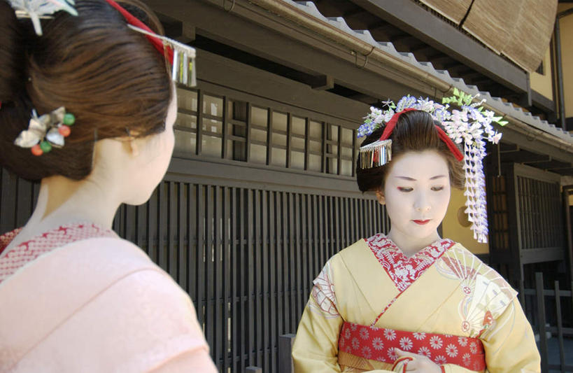 东方人,背部,两个人,伙伴,朋友,站,笑,微笑,横图,室外,白天,正面,民族服装,友谊,亚洲,和服,装饰,头饰,注视,黄种人,观察,看,站着,服饰,观看,华丽,修饰,点缀,察看,关注,艺妓,吴服,唐草,唐花,唐锦,衬托,美观,雅致,雅观,友情,年轻女性,女人,女性,亚洲人,站立,半身,彩图,传统服装,民俗服