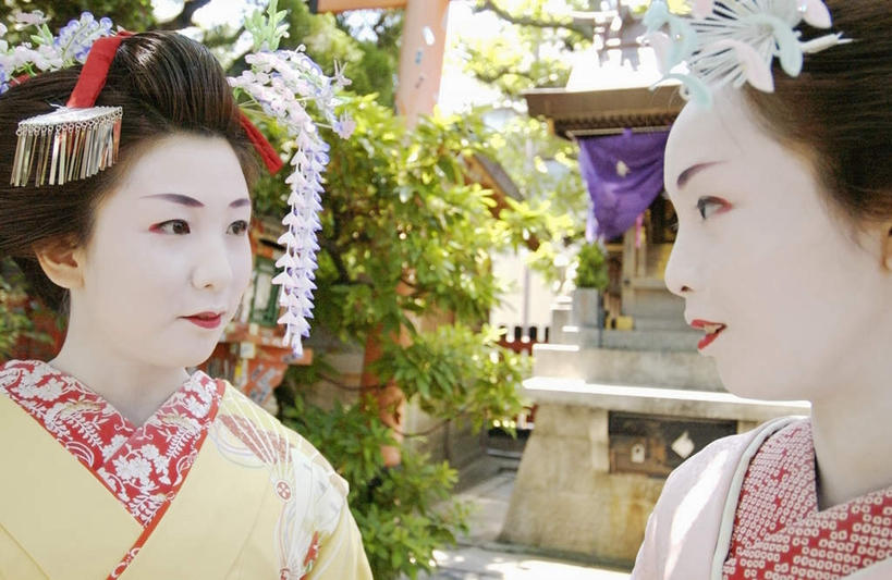 东方人,两个人,伙伴,朋友,站,说,横图,室外,白天,正面,民族服装,友谊,亚洲,和服,装饰,头饰,注视,黄种人,相视,观察,看,站着,面对面,服饰,观看,对视,华丽,修饰,点缀,察看,关注,相对,艺妓,吴服,相看,唐草,唐花,唐锦,衬托,美观,雅致,雅观,交流,友情,年轻女性,女人,女性,亚洲人,沟通,讲话,交谈,说话,谈话,站立,半身,彩图,传统服装,民俗服