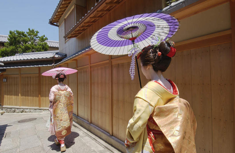 东方人,两个人,伙伴,朋友,家,站,横图,室外,白天,侧面,民族服装,友谊,植物,亚洲,和服,装饰,伞,头饰,遮阳伞,房屋,屋子,拿,拿着,注视,黄种人,楼房,住宅,树,树木,绿色,自然,观察,看,站着,服饰,生长,成长,观看,华丽,修饰,点缀,察看,关注,艺妓,吴服,唐草,唐花,唐锦,衬托,美观,雅致,雅观,友情,年轻女性,女人,女性,亚洲人,站立,半身,彩图,传统服装,民俗服,房子