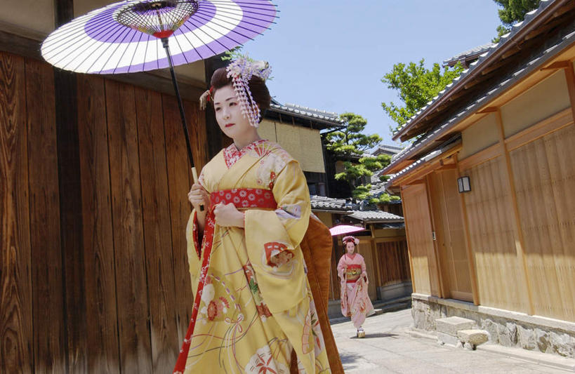 东方人,两个人,伙伴,朋友,家,站,横图,室外,白天,正面,民族服装,友谊,植物,亚洲,和服,装饰,伞,头饰,遮阳伞,房屋,屋子,拿,拿着,注视,黄种人,楼房,住宅,树,树木,绿色,自然,观察,看,站着,服饰,生长,成长,观看,华丽,修饰,点缀,察看,关注,艺妓,吴服,唐草,唐花,唐锦,衬托,美观,雅致,雅观,友情,年轻女性,女人,女性,亚洲人,站立,半身,彩图,传统服装,民俗服,房子