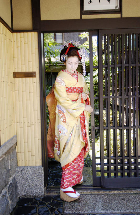 东方人,一个人,栏杆,站,竖图,室外,白天,正面,民族服装,鞋子,亚洲,仅一个年轻女性,仅一个女性,仅一个人,和服,装饰,头饰,围栏,注视,黄种人,木屐,护栏,观察,看,站着,服饰,观看,华丽,修饰,点缀,察看,关注,木鞋,艺妓,吴服,唐草,唐花,唐锦,衬托,美观,雅致,雅观,年轻女性,女人,女性,亚洲人,站立,彩图,全身,传统服装,民俗服,人字拖