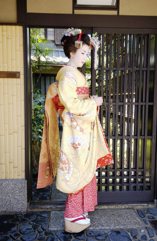 东方人,一个人,栏杆,站,竖图,室外,白天,侧面,民族服装,鞋子,亚洲,仅一个年轻女性,仅一个女性,仅一个人,和服,装饰,头饰,围栏,注视,黄种人,木屐,护栏,观察,看,站着,服饰,观看,华丽,修饰,点缀,察看,关注,木鞋,艺妓,吴服,唐草,唐花,唐锦,衬托,美观,雅致,雅观,年轻女性,女人,女性,亚洲人,站立,彩图,全身,传统服装,民俗服,人字拖