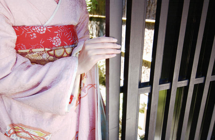 东方人,一个人,栏杆,站,横图,室外,白天,正面,民族服装,亚洲,仅一个年轻女性,仅一个女性,仅一个人,和服,装饰,头饰,围栏,拿,拿着,注视,黄种人,护栏,观察,看,站着,服饰,观看,华丽,修饰,点缀,察看,关注,艺妓,吴服,唐草,唐花,唐锦,衬托,美观,雅致,雅观,年轻女性,女人,女性,亚洲人,站立,半身,彩图,传统服装,民俗服