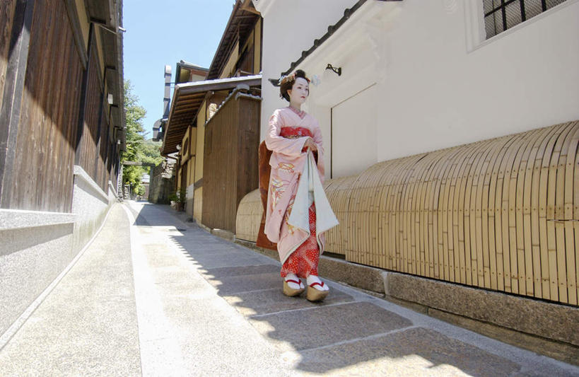 东方人,一个人,家,站,走,横图,室外,白天,正面,民族服装,植物,道路,路,亚洲,仅一个年轻女性,仅一个女性,仅一个人,和服,装饰,头饰,房屋,屋子,小路,交通,注视,黄种人,楼房,住宅,树,树木,蓝色,绿色,蓝天,天空,自然,天,观察,看,站着,服饰,生长,成长,观看,华丽,修饰,点缀,察看,关注,艺妓,吴服,唐草,唐花,唐锦,衬托,美观,雅致,雅观,年轻女性,女人,女性,亚洲人,步行,散步,站立,走路,彩图,全身,传统服装,民俗服,房子