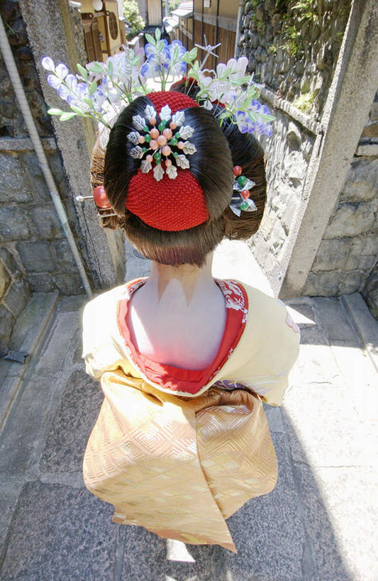 东方人,一个人,站,竖图,俯视,室外,白天,民族服装,亚洲,仅一个年轻女性,仅一个女性,仅一个人,和服,装饰,头饰,注视,黄种人,观察,看,站着,服饰,观看,华丽,修饰,点缀,察看,关注,发髻,艺妓,吴服,唐草,唐花,唐锦,衬托,美观,雅致,雅观,年轻女性,女人,女性,亚洲人,彩图,高角度拍摄,全身,传统服装,民俗服