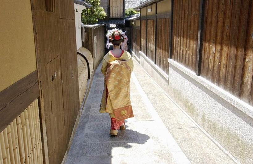 东方人,一个人,站,走,横图,室外,白天,正面,民族服装,亚洲,仅一个年轻女性,仅一个女性,仅一个人,和服,装饰,头饰,注视,黄种人,观察,看,站着,服饰,观看,华丽,修饰,点缀,察看,关注,艺妓,吴服,唐草,唐花,唐锦,衬托,美观,雅致,雅观,年轻女性,女人,女性,亚洲人,步行,散步,站立,走路,彩图,全身,传统服装,民俗服