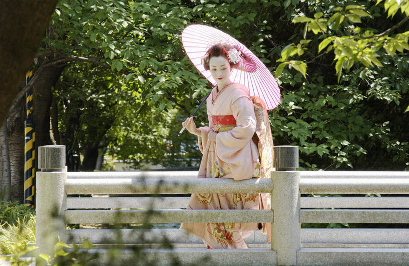 东方人,一个人,栏杆,站,横图,室外,白天,侧面,民族服装,亚洲,仅一个年轻女性,仅一个女性,仅一个人,和服,装饰,伞,头饰,遮阳伞,围栏,拿,拿着,注视,黄种人,护栏,观察,看,站着,服饰,观看,华丽,修饰,点缀,察看,关注,艺妓,吴服,唐草,唐花,唐锦,衬托,美观,雅致,雅观,年轻女性,女人,女性,亚洲人,彩图,全身,传统服装,民俗服