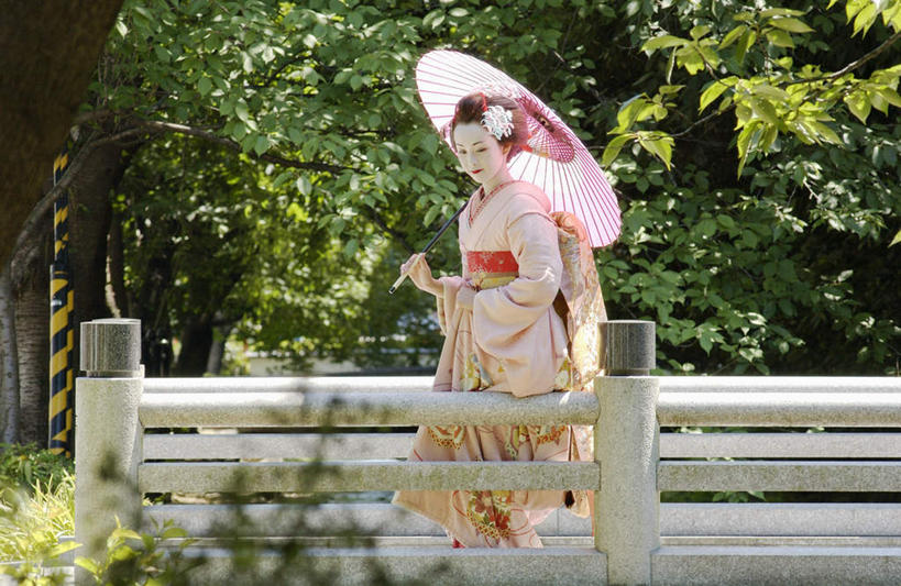 东方人,一个人,栏杆,站,横图,室外,白天,侧面,民族服装,亚洲,仅一个年轻女性,仅一个女性,仅一个人,和服,装饰,伞,头饰,遮阳伞,围栏,拿,拿着,注视,黄种人,护栏,观察,看,站着,服饰,观看,华丽,修饰,点缀,察看,关注,艺妓,吴服,唐草,唐花,唐锦,衬托,美观,雅致,雅观,年轻女性,女人,女性,亚洲人,彩图,全身,传统服装,民俗服