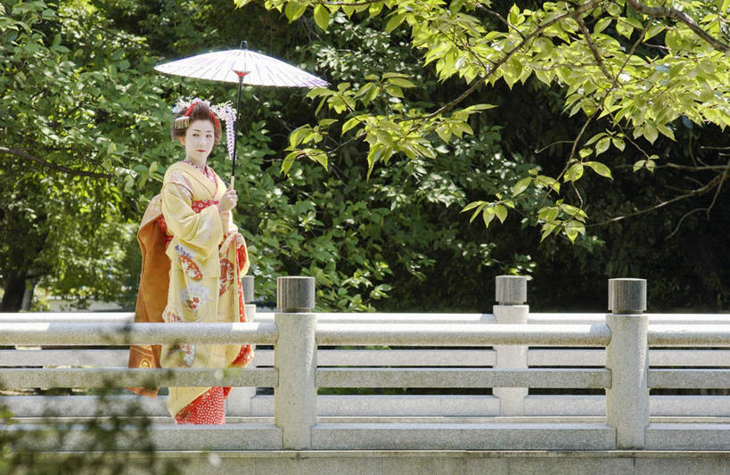 东方人,一个人,栏杆,站,横图,室外,白天,正面,民族服装,亚洲,仅一个年轻女性,仅一个女性,仅一个人,和服,装饰,伞,头饰,遮阳伞,围栏,拿,拿着,注视,黄种人,护栏,观察,看,站着,服饰,观看,华丽,修饰,点缀,察看,关注,艺妓,吴服,唐草,唐花,唐锦,衬托,美观,雅致,雅观,年轻女性,女人,女性,亚洲人,彩图,全身,传统服装,民俗服