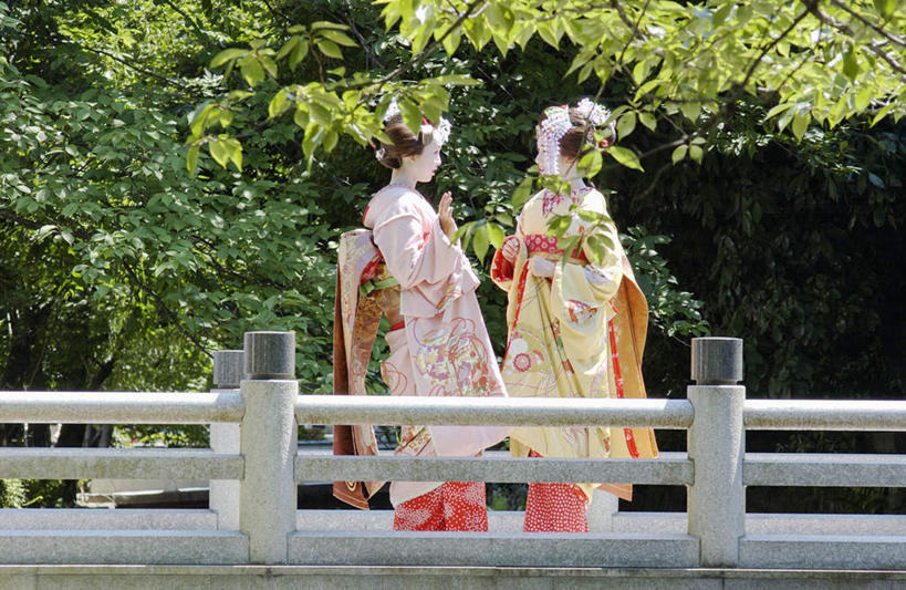 东方人,两个人,伙伴,朋友,栏杆,站,说,横图,室外,白天,正面,民族服装,友谊,植物,亚洲,和服,装饰,头饰,围栏,注视,黄种人,护栏,树,树木,绿色,自然,观察,看,站着,服饰,生长,成长,观看,华丽,修饰,点缀,察看,关注,艺妓,吴服,唐草,唐花,唐锦,衬托,美观,雅致,雅观,交流,友情,年轻女性,女人,女性,亚洲人,沟通,讲话,交谈,说话,谈话,站立,彩图,全身,传统服装,民俗服