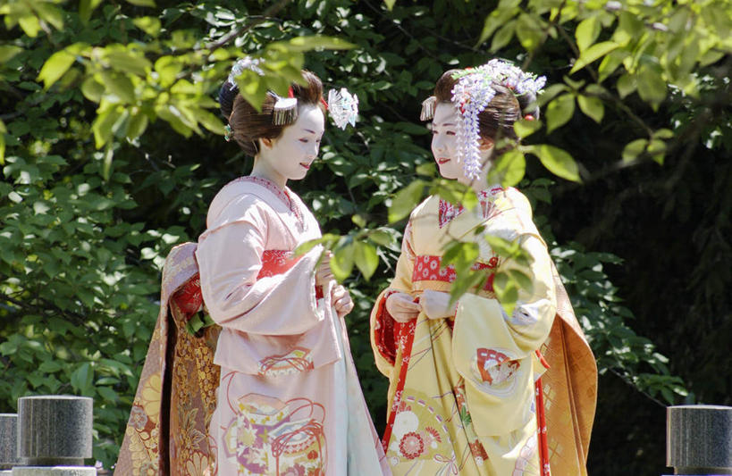 东方人,两个人,伙伴,朋友,站,说,横图,室外,白天,正面,民族服装,友谊,植物,亚洲,和服,装饰,头饰,注视,黄种人,树,树木,绿色,自然,观察,看,站着,服饰,生长,成长,观看,华丽,修饰,点缀,察看,关注,艺妓,吴服,唐草,唐花,唐锦,衬托,美观,雅致,雅观,交流,友情,年轻女性,女人,女性,亚洲人,沟通,讲话,交谈,说话,谈话,站立,半身,彩图,传统服装,民俗服