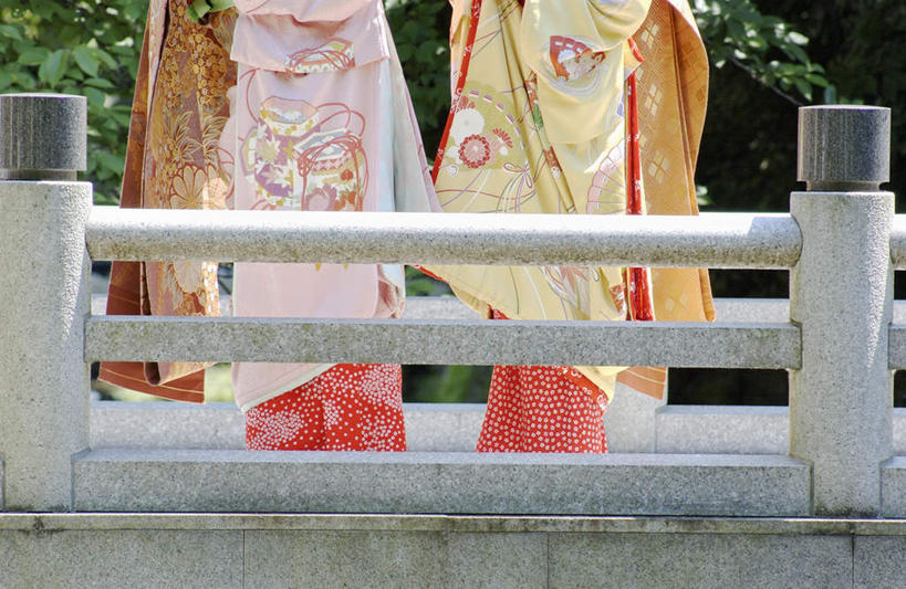 东方人,两个人,伙伴,朋友,栏杆,站,横图,室外,白天,正面,民族服装,友谊,植物,亚洲,和服,装饰,头饰,围栏,注视,黄种人,护栏,树,树木,绿色,自然,观察,看,站着,服饰,生长,成长,观看,华丽,修饰,点缀,察看,关注,艺妓,吴服,唐草,唐花,唐锦,衬托,美观,雅致,雅观,友情,年轻女性,女人,女性,亚洲人,站立,半身,彩图,传统服装,民俗服