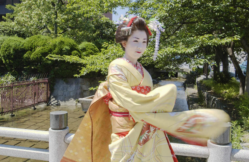 东方人,一个人,栏杆,站,横图,室外,白天,正面,民族服装,植物,亚洲,仅一个年轻女性,仅一个女性,仅一个人,和服,装饰,头饰,围栏,注视,黄种人,护栏,树,树木,绿色,自然,观察,看,站着,服饰,生长,成长,观看,华丽,修饰,点缀,察看,关注,艺妓,吴服,唐草,唐花,唐锦,衬托,美观,雅致,雅观,年轻女性,女人,女性,亚洲人,半身,彩图,传统服装,民俗服