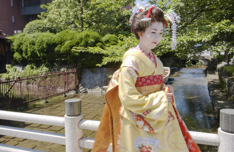 东方人,一个人,栏杆,站,横图,室外,白天,正面,民族服装,植物,亚洲,仅一个年轻女性,仅一个女性,仅一个人,和服,装饰,头饰,围栏,注视,黄种人,护栏,树,树木,绿色,自然,观察,看,站着,服饰,生长,成长,观看,华丽,修饰,点缀,察看,关注,艺妓,吴服,唐草,唐花,唐锦,衬托,美观,雅致,雅观,年轻女性,女人,女性,亚洲人,半身,彩图,传统服装,民俗服