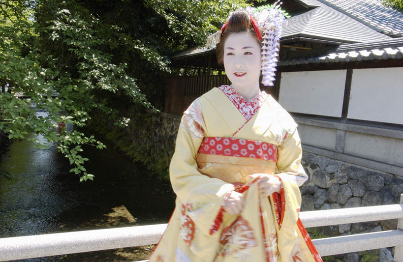 东方人,一个人,栏杆,站,横图,室外,白天,正面,民族服装,植物,亚洲,仅一个年轻女性,仅一个女性,仅一个人,和服,装饰,头饰,围栏,注视,黄种人,护栏,树,树木,绿色,自然,观察,看,站着,服饰,生长,成长,观看,华丽,修饰,点缀,察看,关注,艺妓,吴服,唐草,唐花,唐锦,衬托,美观,雅致,雅观,年轻女性,女人,女性,亚洲人,半身,彩图,传统服装,民俗服