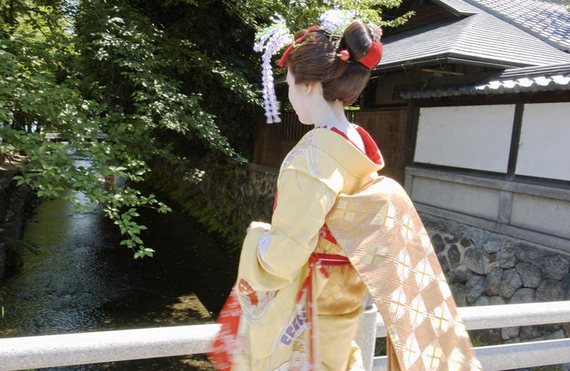 东方人,一个人,栏杆,站,走,横图,室外,白天,侧面,民族服装,河流,水,亚洲,仅一个年轻女性,仅一个女性,仅一个人,和服,装饰,头饰,河水,水流,围栏,注视,黄种人,护栏,观察,看,站着,服饰,观看,华丽,修饰,点缀,察看,关注,艺妓,吴服,唐草,唐花,唐锦,衬托,美观,雅致,雅观,年轻女性,女人,女性,亚洲人,步行,散步,站立,走路,半身,彩图,传统服装,民俗服