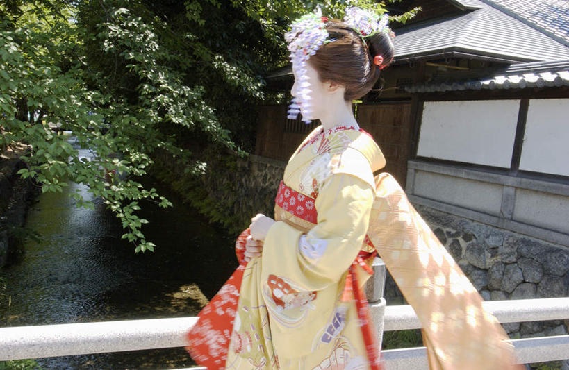 东方人,一个人,栏杆,站,走,横图,室外,白天,侧面,民族服装,河流,水,亚洲,仅一个年轻女性,仅一个女性,仅一个人,和服,装饰,头饰,河水,水流,围栏,注视,黄种人,护栏,观察,看,站着,服饰,观看,华丽,修饰,点缀,察看,关注,艺妓,吴服,唐草,唐花,唐锦,衬托,美观,雅致,雅观,年轻女性,女人,女性,亚洲人,步行,散步,站立,走路,半身,彩图,传统服装,民俗服