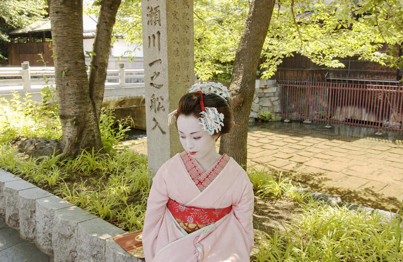 东方人,一个人,坐,横图,室外,白天,正面,民族服装,化妆,美容,草地,草坪,植物,亚洲,仅一个年轻女性,仅一个女性,仅一个人,护肤,和服,装饰,头饰,注视,黄种人,草,树,树木,绿色,自然,观察,看,保养,享受,休闲,放松,保健,服饰,生长,成长,观看,华丽,修饰,点缀,察看,关注,养颜,吴服,唐草,唐花,唐锦,衬托,美观,雅致,雅观,年轻女性,女人,女性,亚洲人,坐着,半身,彩图,传统服装,民俗服