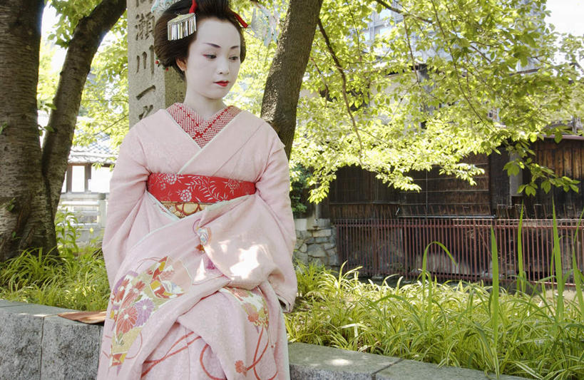 东方人,一个人,坐,横图,室外,白天,正面,民族服装,化妆,美容,草地,草坪,植物,亚洲,仅一个年轻女性,仅一个女性,仅一个人,护肤,和服,装饰,头饰,注视,黄种人,草,树,树木,绿色,自然,观察,看,保养,享受,休闲,放松,保健,服饰,生长,成长,观看,华丽,修饰,点缀,察看,关注,养颜,吴服,唐草,唐花,唐锦,衬托,美观,雅致,雅观,年轻女性,女人,女性,亚洲人,坐着,半身,彩图,传统服装,民俗服