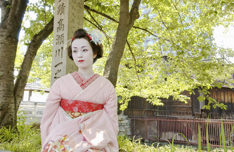 东方人,一个人,坐,横图,室外,白天,正面,民族服装,化妆,美容,草地,草坪,植物,亚洲,仅一个年轻女性,仅一个女性,仅一个人,护肤,和服,装饰,头饰,注视,黄种人,草,树,树木,绿色,自然,观察,看,保养,享受,休闲,放松,保健,服饰,生长,成长,观看,华丽,修饰,点缀,察看,关注,养颜,吴服,唐草,唐花,唐锦,衬托,美观,雅致,雅观,年轻女性,女人,女性,亚洲人,坐着,半身,彩图,传统服装,民俗服