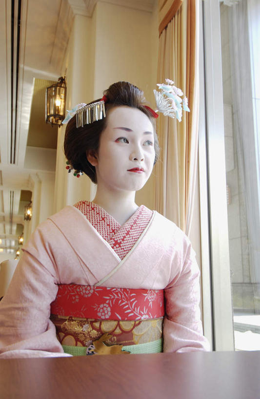 东方人,一个人,餐厅,坐,竖图,室外,白天,正面,民族服装,餐桌,桌子,亚洲,仅一个年轻女性,仅一个女性,仅一个人,和服,装饰,头饰,注视,黄种人,观察,看,服饰,餐台,观看,华丽,修饰,点缀,察看,关注,吴服,唐草,唐花,唐锦,衬托,美观,雅致,雅观,年轻女性,女人,女性,亚洲人,坐着,半身,彩图,传统服装,民俗服,餐馆,饭店,饭馆