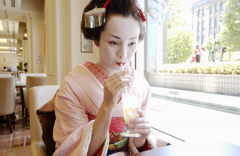 东方人,一个人,餐厅,坐,横图,室内,白天,正面,民族服装,杯子,亚洲,仅一个年轻女性,仅一个女性,仅一个人,和服,装饰,头饰,拿,拿着,注视,黄种人,玻璃制品,水杯,观察,看,服饰,观看,华丽,修饰,点缀,察看,关注,艺妓,吴服,唐草,唐花,唐锦,衬托,美观,雅致,雅观,年轻女性,女人,女性,亚洲人,玻璃杯,坐着,半身,彩图,传统服装,民俗服,餐馆,饭店,饭馆