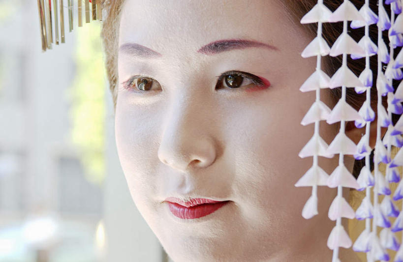 东方人,一个人,站,笑,微笑,横图,室内,特写,白天,正面,民族服装,亚洲,仅一个年轻女性,仅一个女性,仅一个人,和服,装饰,头饰,注视,黄种人,饰品,观察,看,站着,服饰,观看,华丽,修饰,点缀,察看,关注,吴服,唐草,唐花,唐锦,衬托,美观,雅致,雅观,年轻女性,女人,女性,亚洲人,半身,彩图,传统服装,民俗服