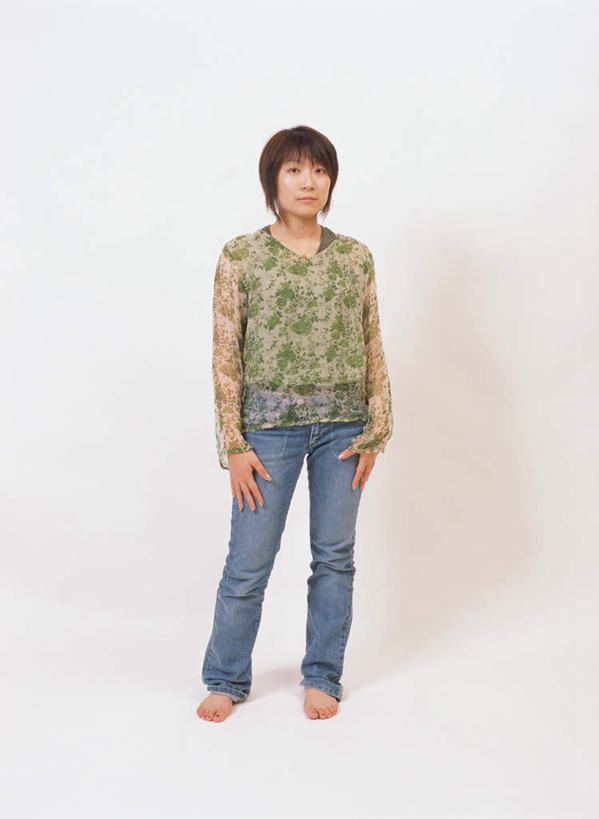 东方人,一个人,站,笑,微笑,竖图,室内,白天,白色背景,正面,亚洲,仅一个年轻女性,仅一个女性,仅一个人,服装,注视,休闲装,黄种人,衣服,观察,看,站着,休闲,休闲服,摄影,服饰,影棚,观看,察看,关注,年轻女性,女人,女性,亚洲人,彩图,全身,影棚拍摄,拍摄