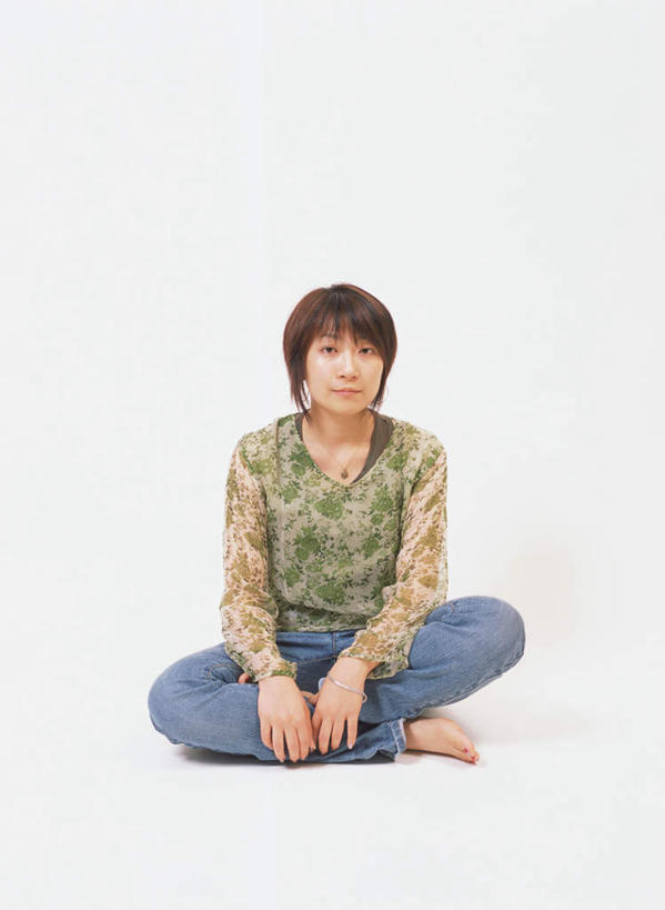 东方人,一个人,坐,盘腿,竖图,室内,白天,白色背景,正面,亚洲,仅一个年轻女性,仅一个女性,仅一个人,服装,注视,休闲装,黄种人,衣服,观察,看,休闲,休闲服,摄影,服饰,影棚,观看,察看,关注,年轻女性,女人,女性,亚洲人,盘腿而坐,盘膝,盘着腿的,盘着腿坐,双腿交叉,坐着,彩图,全身,影棚拍摄,拍摄