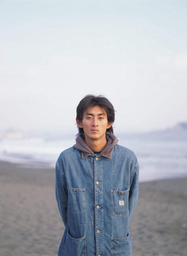 东方人,一个人,站,竖图,室外,白天,正面,海浪,海洋,沙滩,亚洲,仅一个男性,仅一个人,服装,沙子,海岸,浪花,水平线,海平线,沙地,注视,休闲装,黄种人,仅一个年轻男性,衣服,海水,观察,看,站着,休闲,休闲服,服饰,观看,察看,关注,海景,背手,男人,男性,年轻男性,亚洲人,大海,风浪,海,海水的波动,海滩,近岸浪,涌浪,站立,半身,彩图