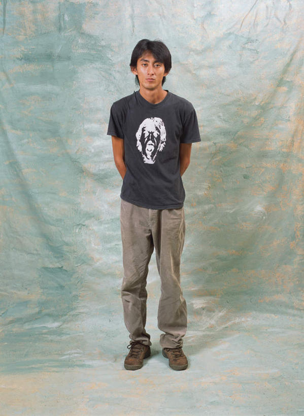 东方人,一个人,站,竖图,室内,白天,正面,亚洲,仅一个男性,仅一个人,蓝色背景,服装,注视,休闲装,黄种人,仅一个年轻男性,衣服,观察,看,站着,休闲,休闲服,摄影,服饰,影棚,观看,察看,关注,背手,男人,男性,年轻男性,亚洲人,彩图,全身,影棚拍摄,拍摄