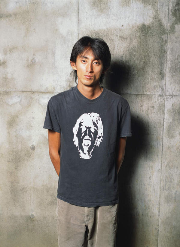 东方人,一个人,站,竖图,室外,白天,正面,亚洲,仅一个男性,仅一个人,服装,注视,休闲装,黄种人,仅一个年轻男性,衣服,观察,看,站着,休闲,休闲服,服饰,观看,察看,关注,背手,男人,男性,年轻男性,亚洲人,半身,彩图