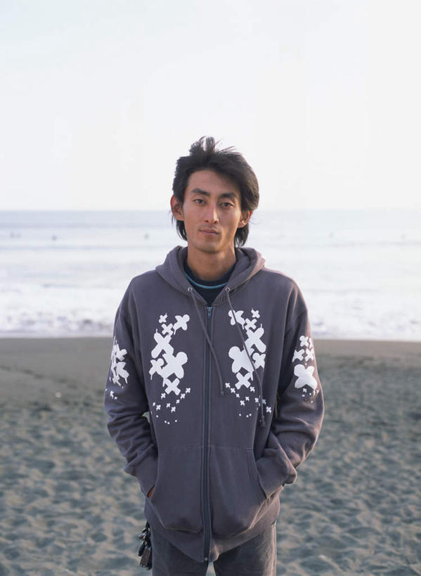 东方人,一个人,站,竖图,室外,白天,正面,海浪,海洋,沙滩,亚洲,仅一个男性,仅一个人,服装,沙子,海岸,浪花,水平线,海平线,沙地,注视,休闲装,黄种人,仅一个年轻男性,衣服,海水,观察,看,站着,休闲,休闲服,服饰,观看,察看,关注,海景,背手,男人,男性,年轻男性,亚洲人,大海,风浪,海,海水的波动,海滩,近岸浪,涌浪,站立,半身,彩图