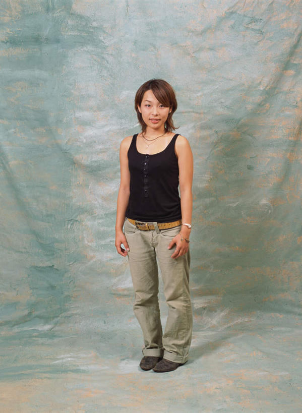 东方人,一个人,站,笑,微笑,竖图,室内,白天,正面,亚洲,仅一个年轻女性,仅一个女性,仅一个人,绿色背景,服装,注视,休闲装,黄种人,衣服,观察,看,站着,休闲,休闲服,摄影,服饰,影棚,观看,察看,关注,年轻女性,女人,女性,亚洲人,彩图,全身,影棚拍摄,拍摄