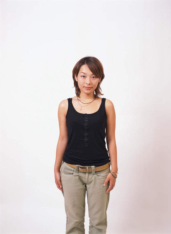 东方人,一个人,站,笑,微笑,竖图,室内,白天,白色背景,正面,亚洲,仅一个年轻女性,仅一个女性,仅一个人,服装,注视,休闲装,黄种人,衣服,观察,看,站着,休闲,休闲服,摄影,服饰,影棚,观看,察看,关注,年轻女性,女人,女性,亚洲人,半身,彩图,影棚拍摄,拍摄