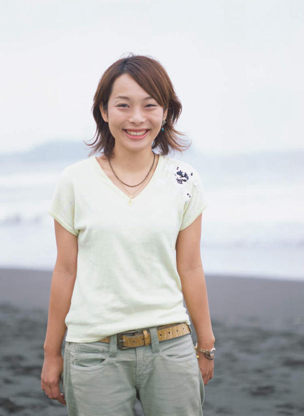 东方人,一个人,站,笑,微笑,露齿笑,竖图,室外,白天,正面,沙滩,亚洲,仅一个年轻女性,仅一个女性,仅一个人,服装,朦胧,模糊,沙子,海岸,沙地,注视,休闲装,黄种人,衣服,观察,看,站着,休闲,休闲服,服饰,观看,察看,关注,年轻女性,女人,女性,亚洲人,海滩,半身,彩图