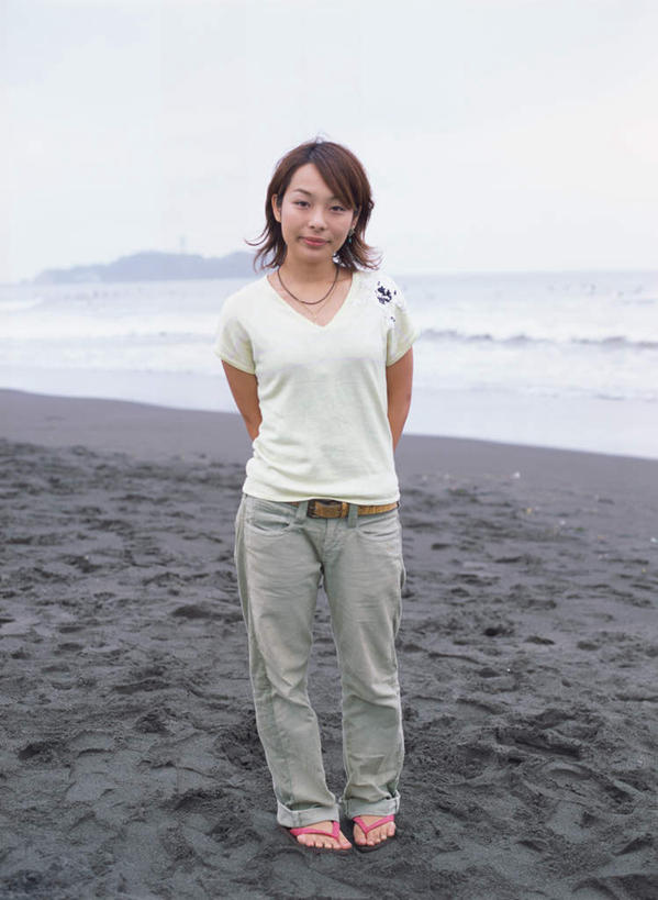 东方人,一个人,站,笑,微笑,竖图,室外,白天,正面,海浪,海洋,沙滩,亚洲,仅一个年轻女性,仅一个女性,仅一个人,服装,沙子,海岸,浪花,沙地,注视,休闲装,黄种人,衣服,海水,观察,看,站着,休闲,休闲服,服饰,观看,察看,关注,海景,背手,年轻女性,女人,女性,亚洲人,大海,风浪,海,海水的波动,海滩,近岸浪,涌浪,彩图,全身